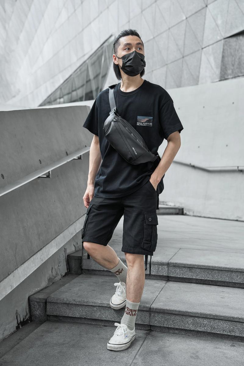 抖音上将斜挎包背身后