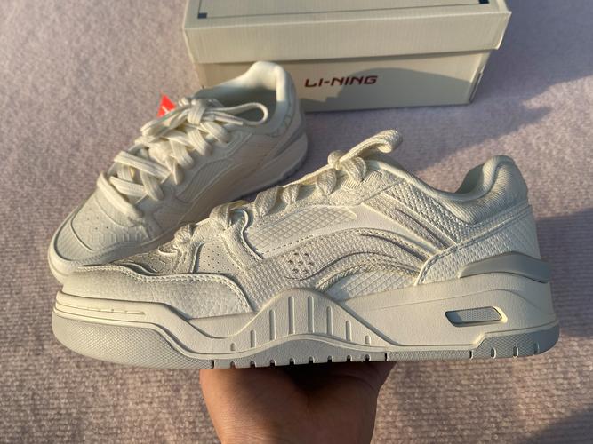 抖音上李宁的鞋子白色