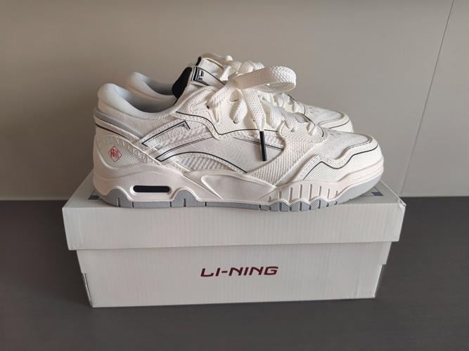 抖音上李宁的鞋子白色