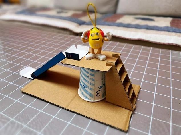 抖音自制玩具纸片滑梯