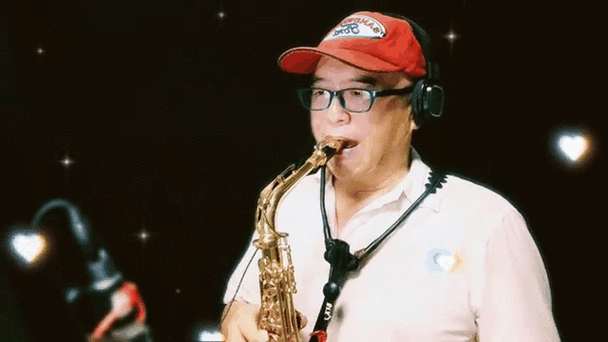 抖音吹萨克斯跳舞小品