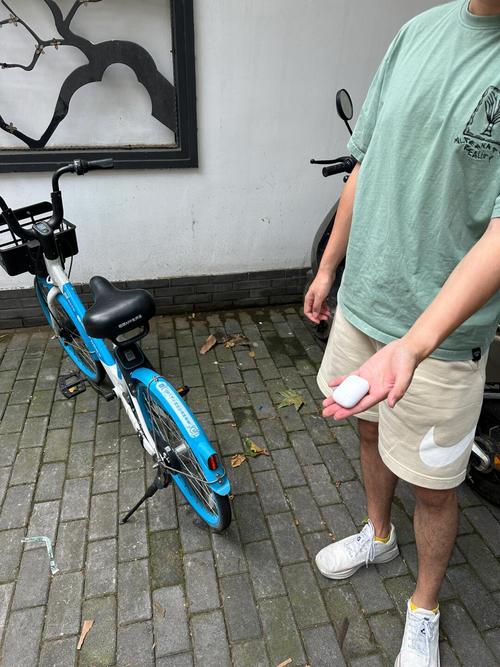 男子直播扔共享单车