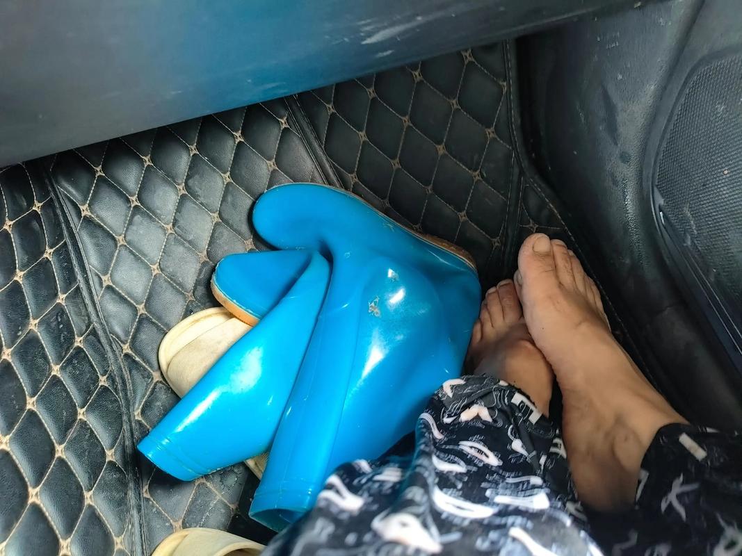 抖音里面水里颜料鞋子