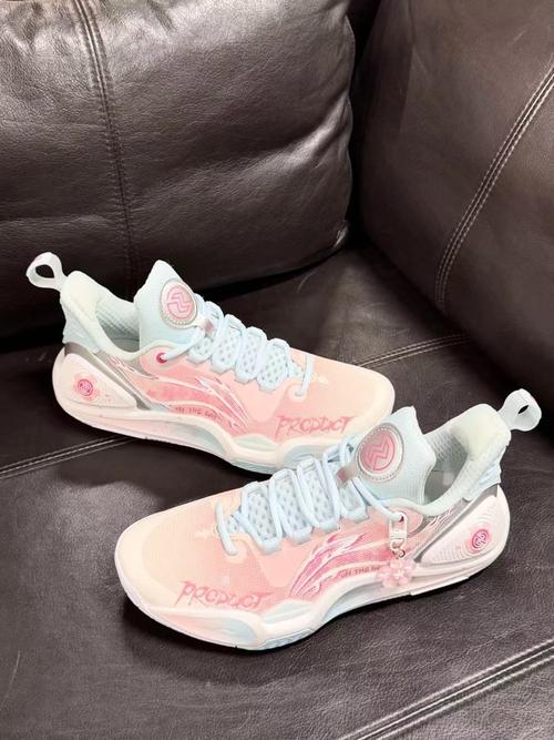 抖音里面水里颜料鞋子