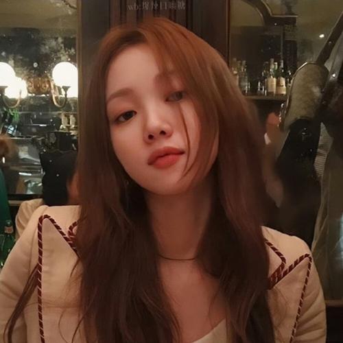 快手有个女生像李圣经