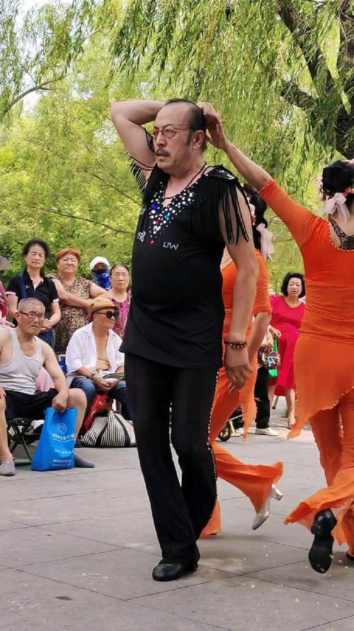 快手有个时尚老头跳舞