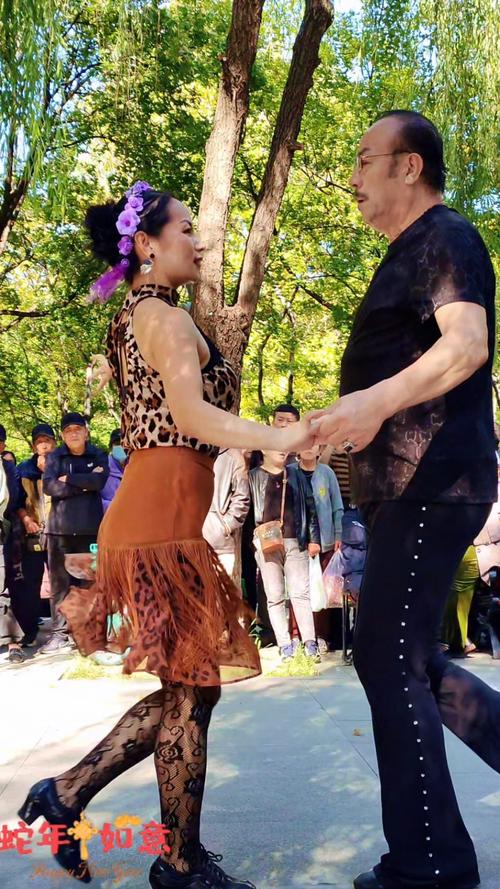 快手有个时尚老头跳舞