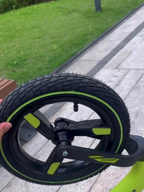 抖音两岁萌娃平衡车