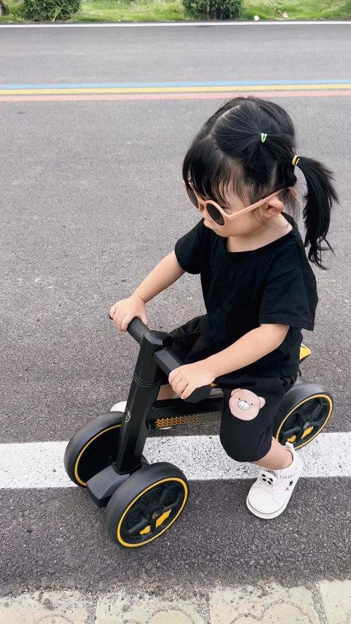 抖音两岁萌娃平衡车