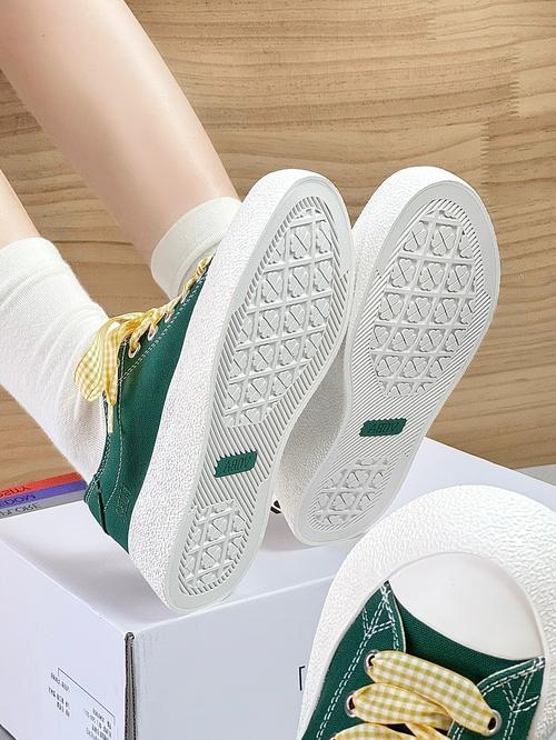 抖音里系鞋带四叶草