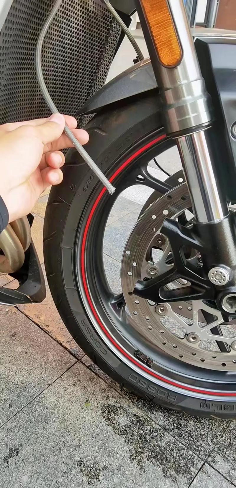 抖音男主踹车倒光镜