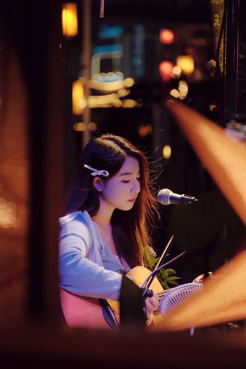 快手弹吉他唱歌的女孩