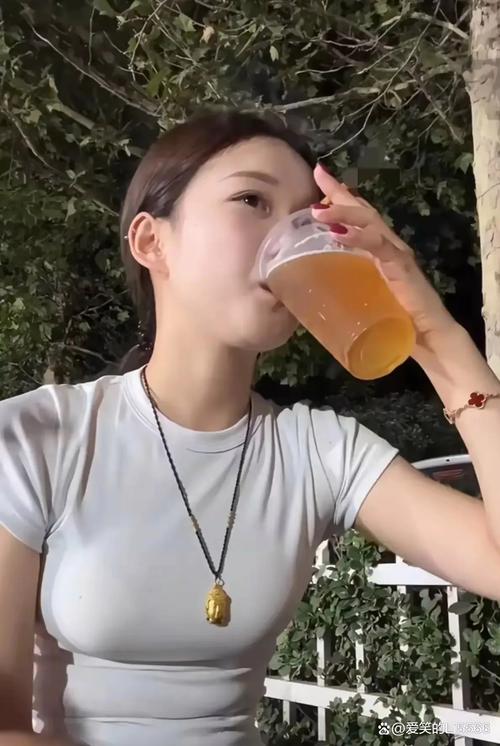 快手街头抢饮料的美女