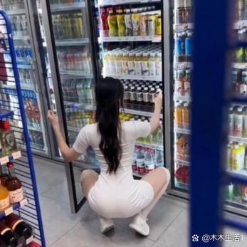 快手街头抢饮料的美女