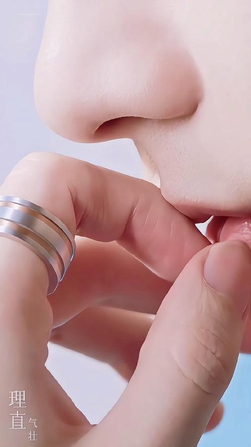 两只手指转胶圈抖音