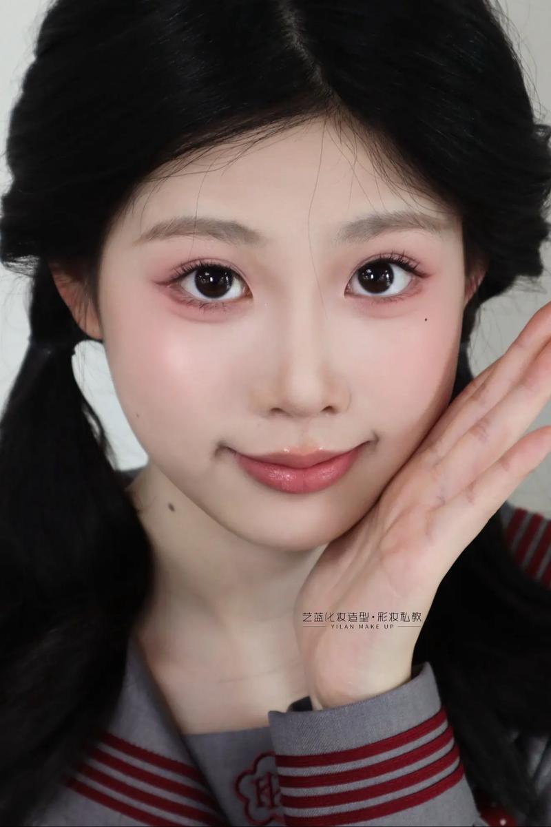 抖音上似唇釉的眼影