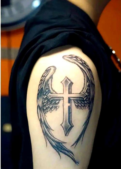 快手白鹤红十字架纹身