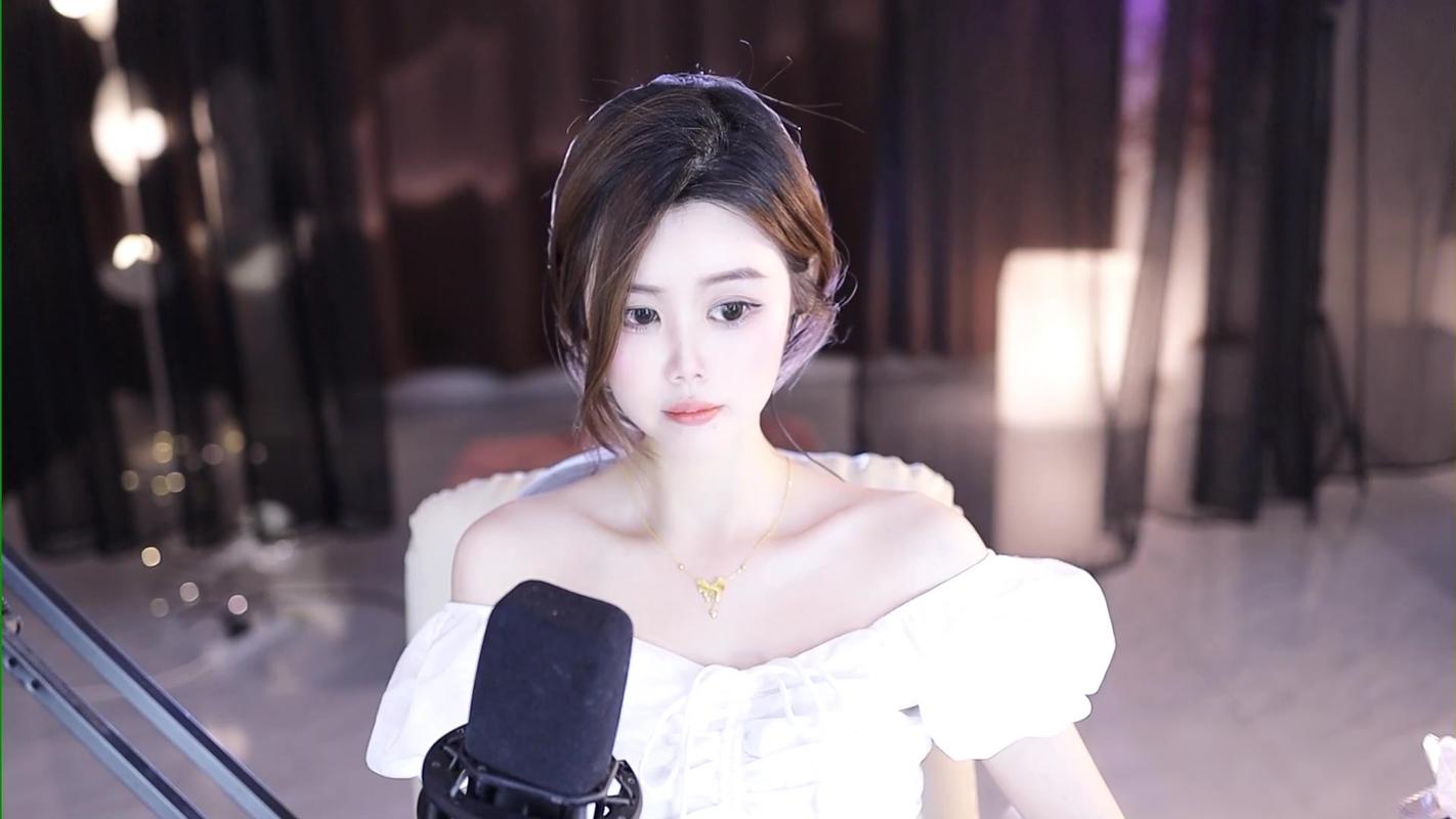 快手上一个露虎牙女的