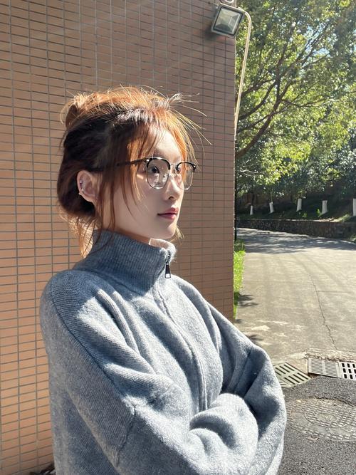 抖音网红半框眼镜女