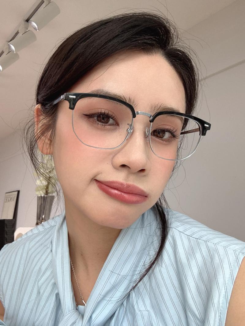 抖音网红半框眼镜女