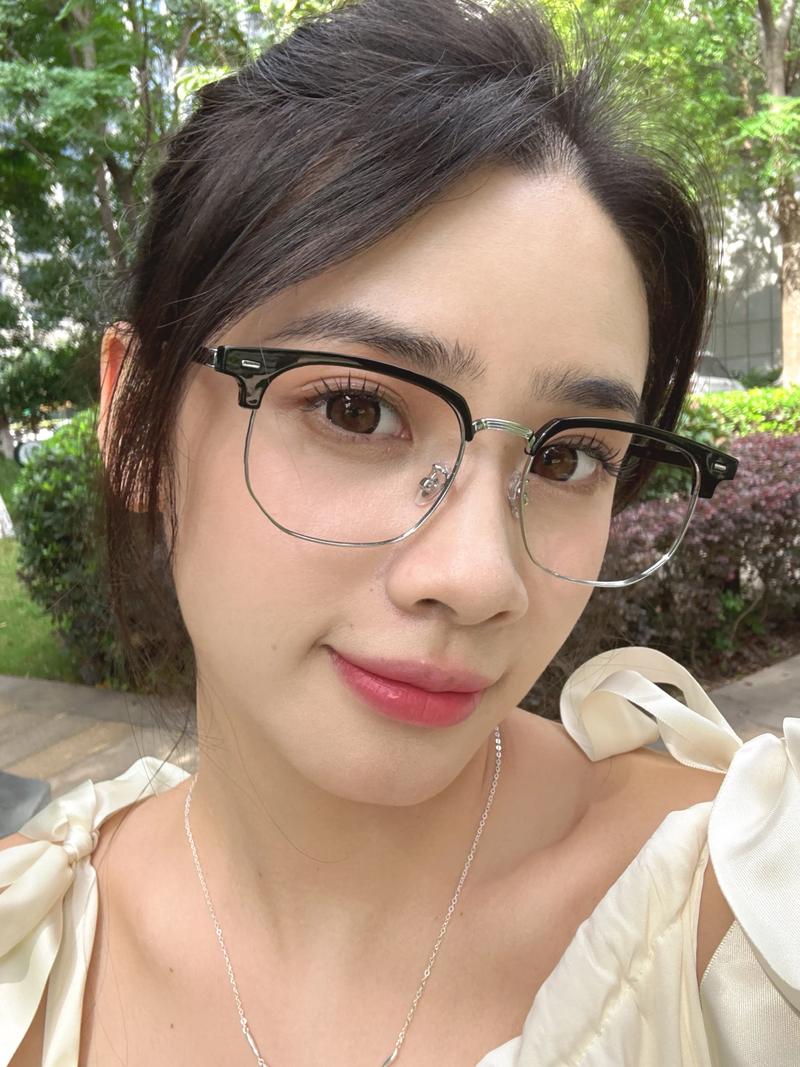 抖音网红半框眼镜女