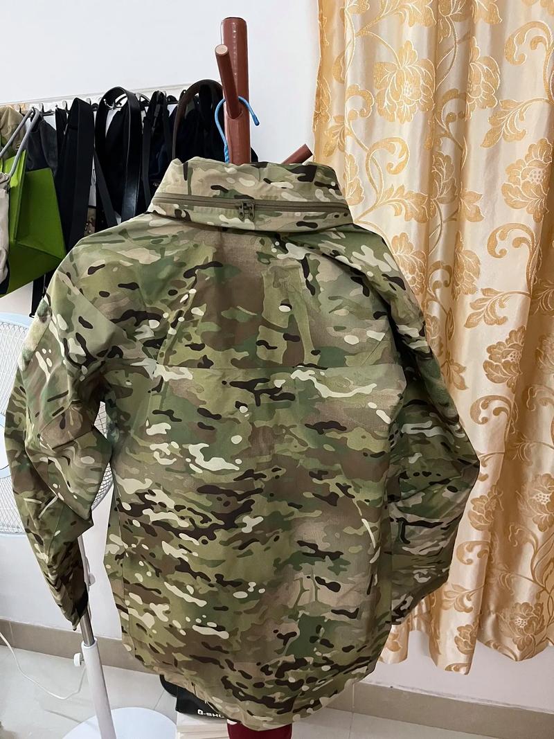 抖音上的迷彩冲锋衣