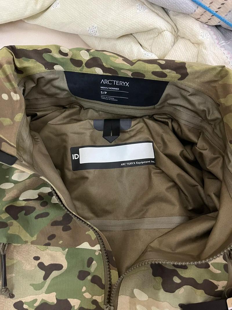 抖音上的迷彩冲锋衣