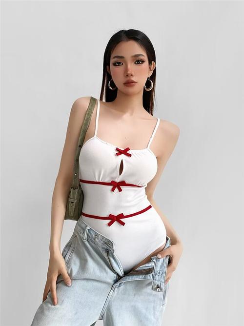 抖音穿连体衣的美女