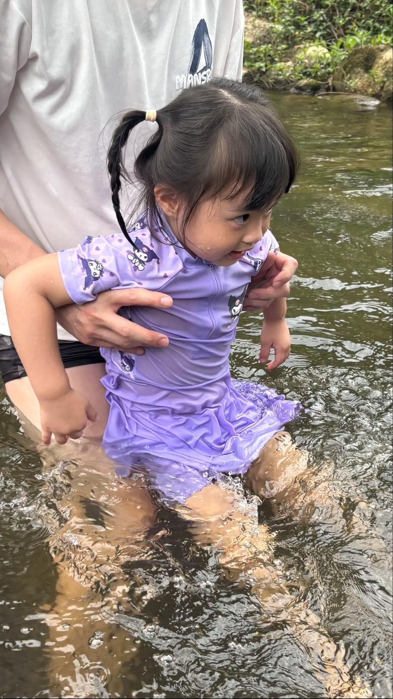 抖音划水游乐场女的