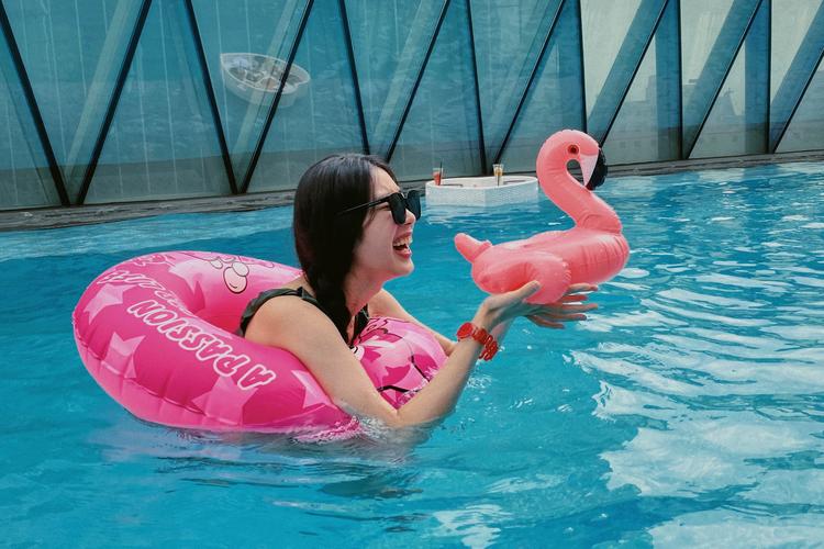 抖音划水游乐场女的