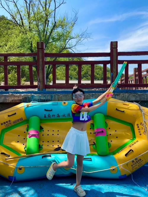 抖音划水游乐场女的