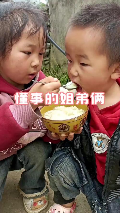 快手两个河南小孩吃饭