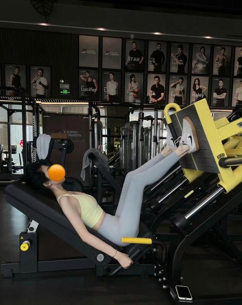 抖音坐健身球的妹子