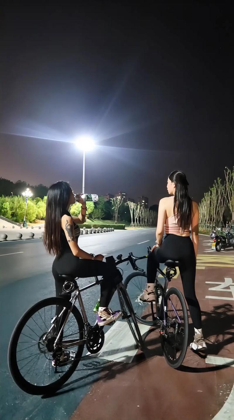 快手单手单脚骑自行车