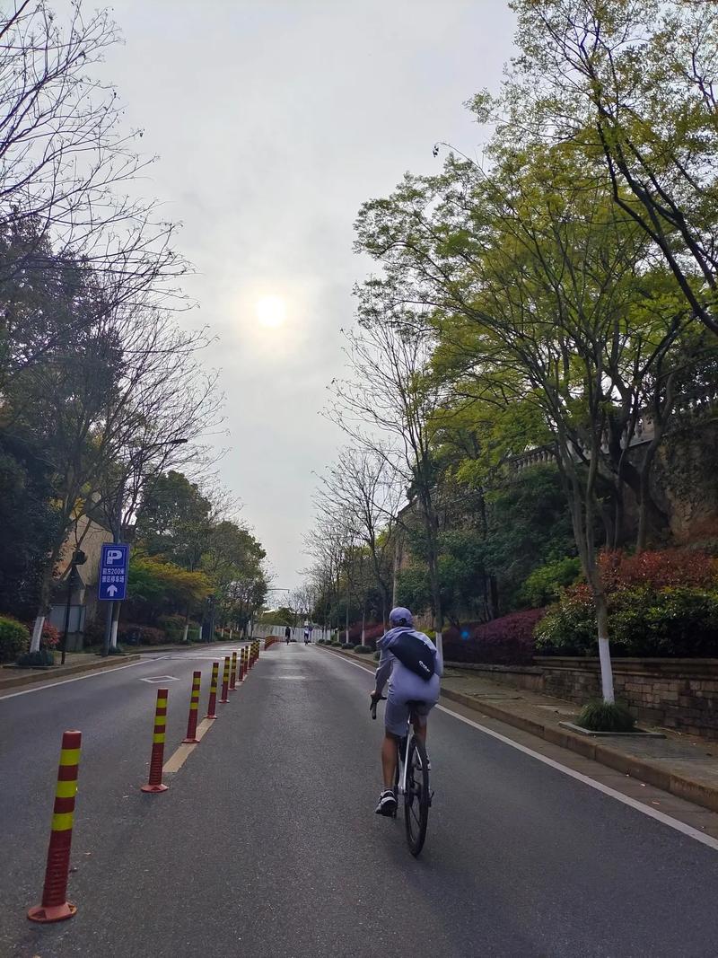 快手单手单脚骑自行车