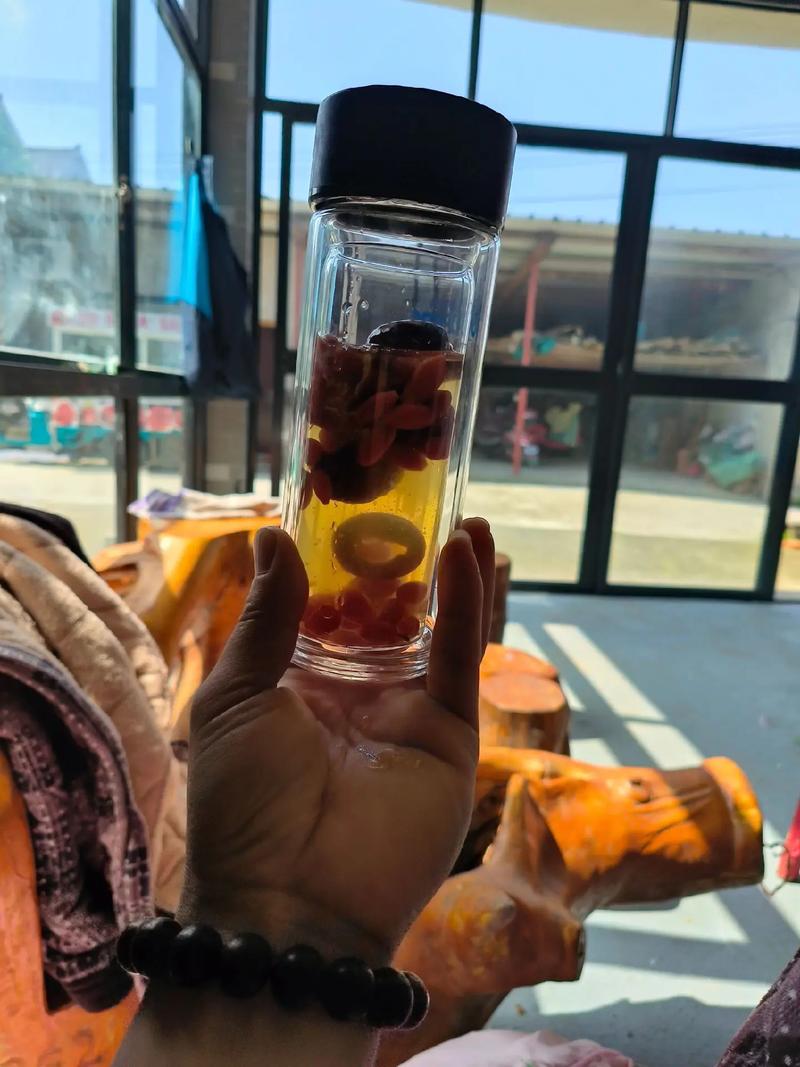 啤酒杯里放枸杞抖音