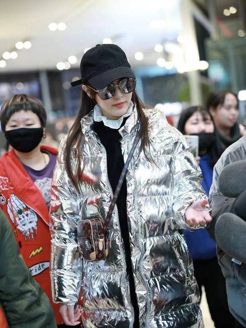 抖音同款银色羽绒服