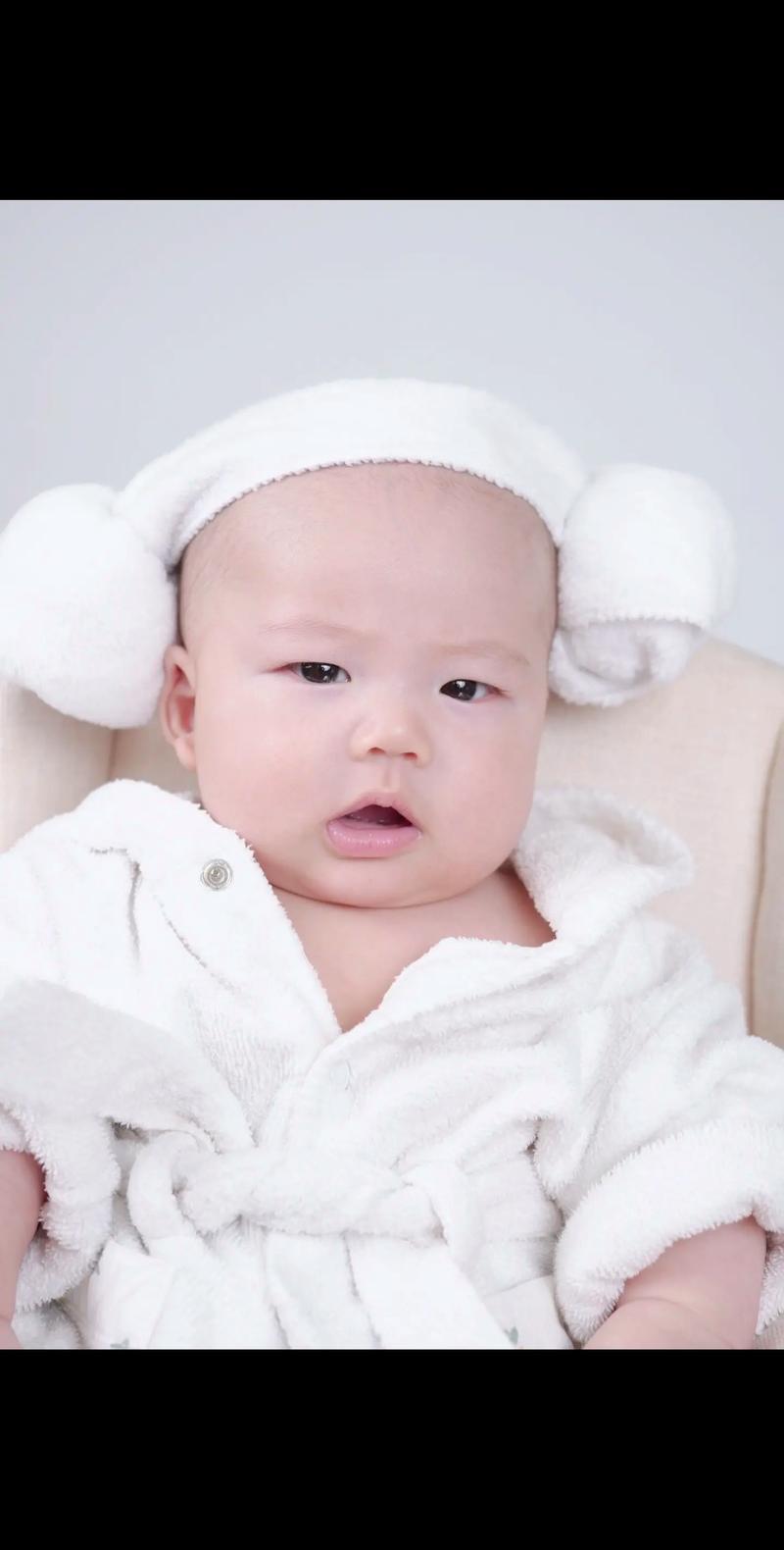 抖音宝宝百天浴袍照
