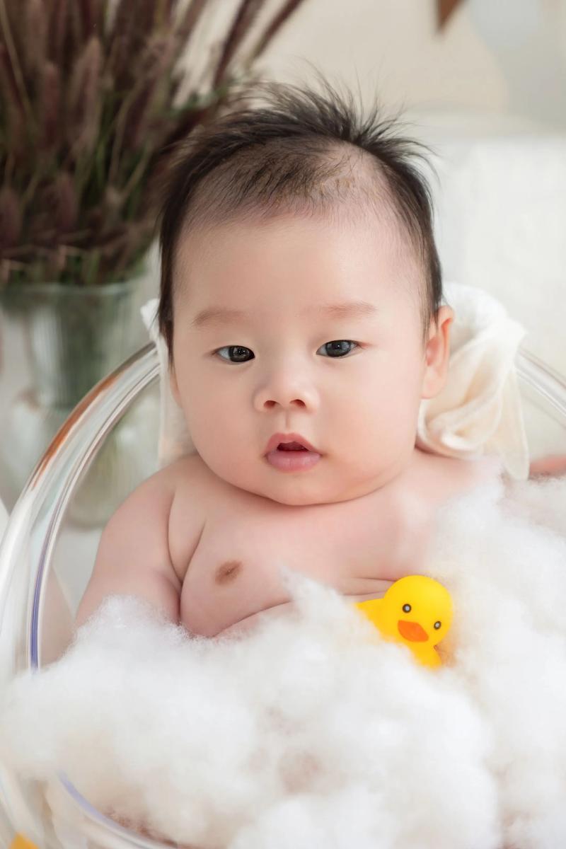 抖音宝宝百天浴袍照