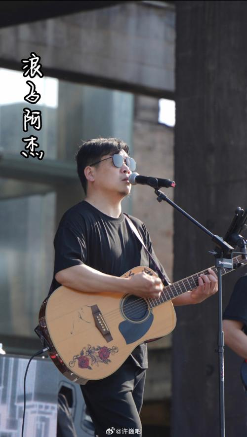 快手新疆大叔吉他弹唱