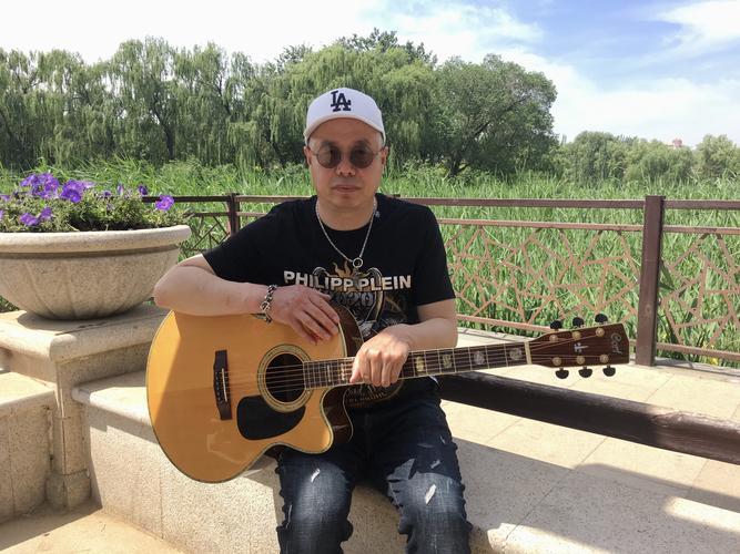 快手新疆大叔吉他弹唱