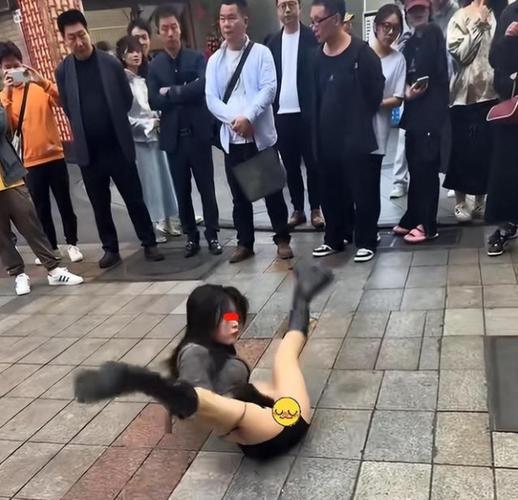 网络女主播直播野战