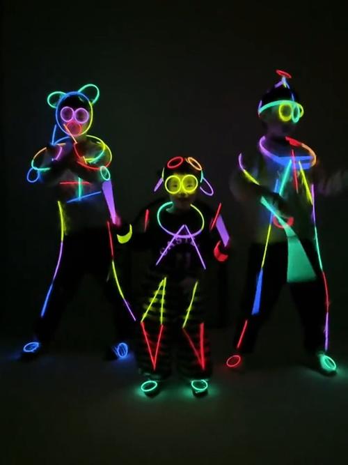 抖音晃荧光棒扭屁股