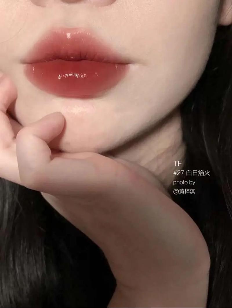 抖音给白半袖纹口红