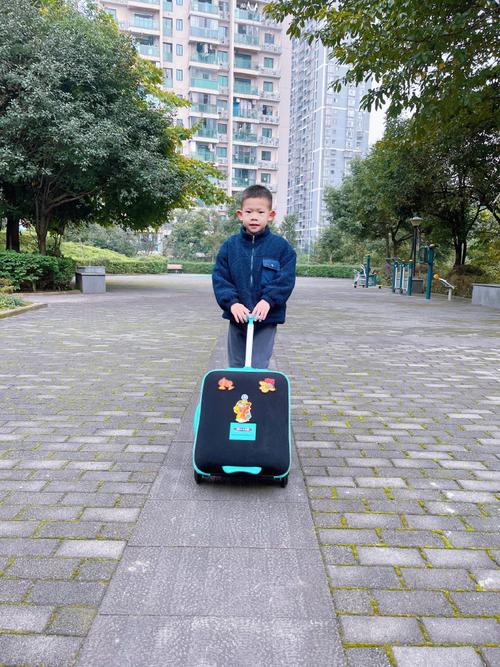 抖音网红小孩行李箱