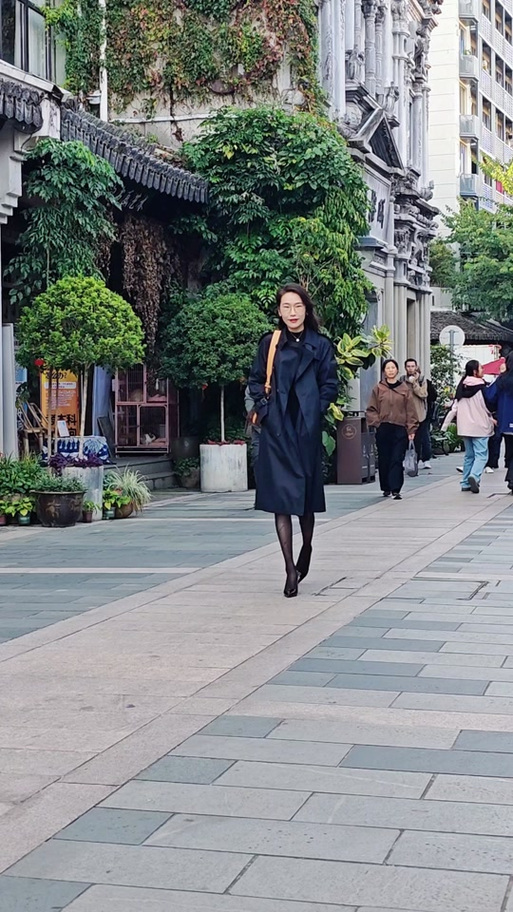 抖音上走路很夸张的