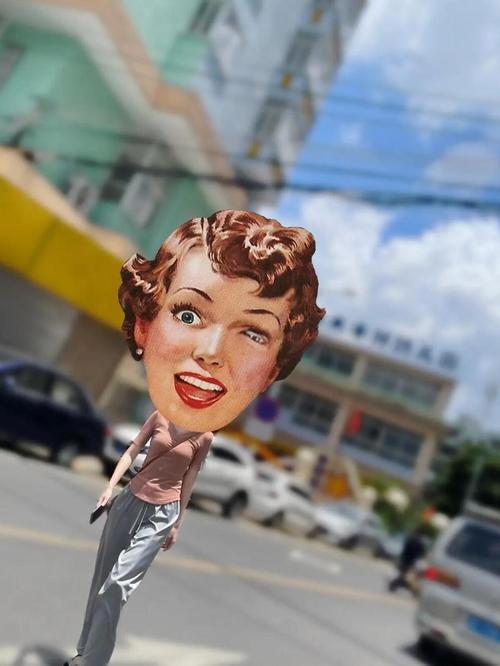 抖音上走路很夸张的