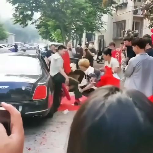 抖音了拦门刁难新郎