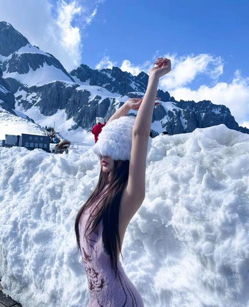 抖音里雪地光脚女孩