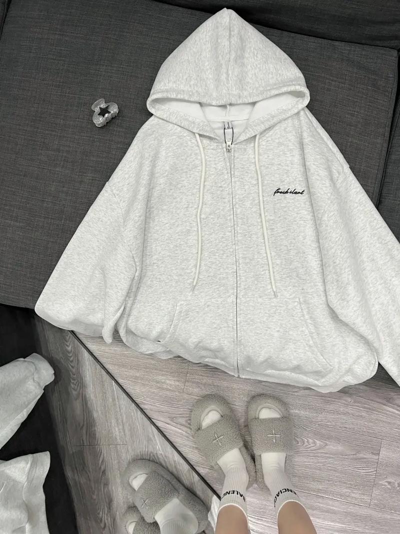 灰色卫衣白裤子抖音